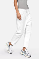 Damen Baggy Jeans locker sitzend im Boyfriend-Stil aus italienischem Coloured Denim mit Gürtel und 5-Pocket-Design