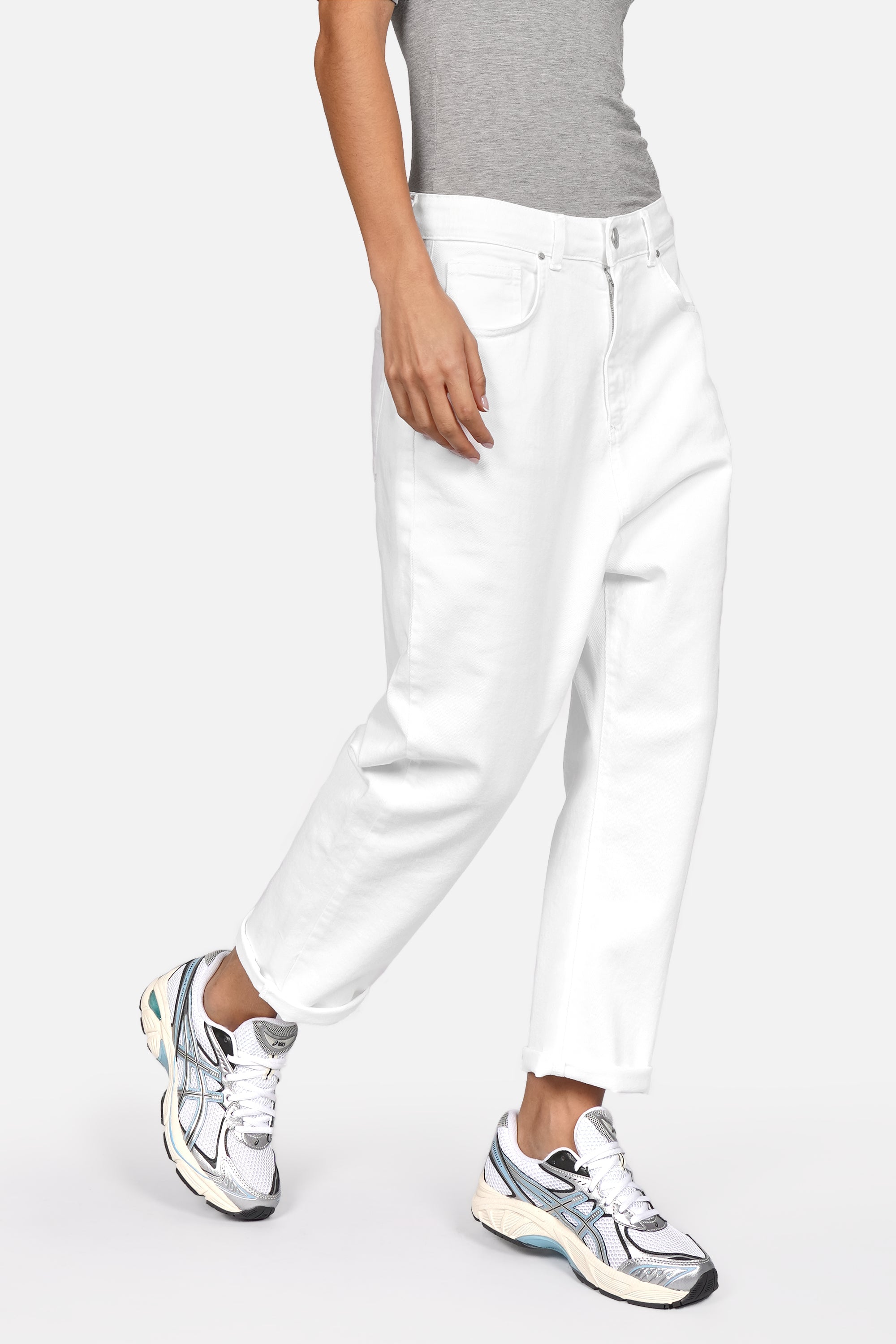 Damen Baggy Jeans locker sitzend im Boyfriend-Stil aus italienischem Coloured Denim mit Gürtel und 5-Pocket-Design