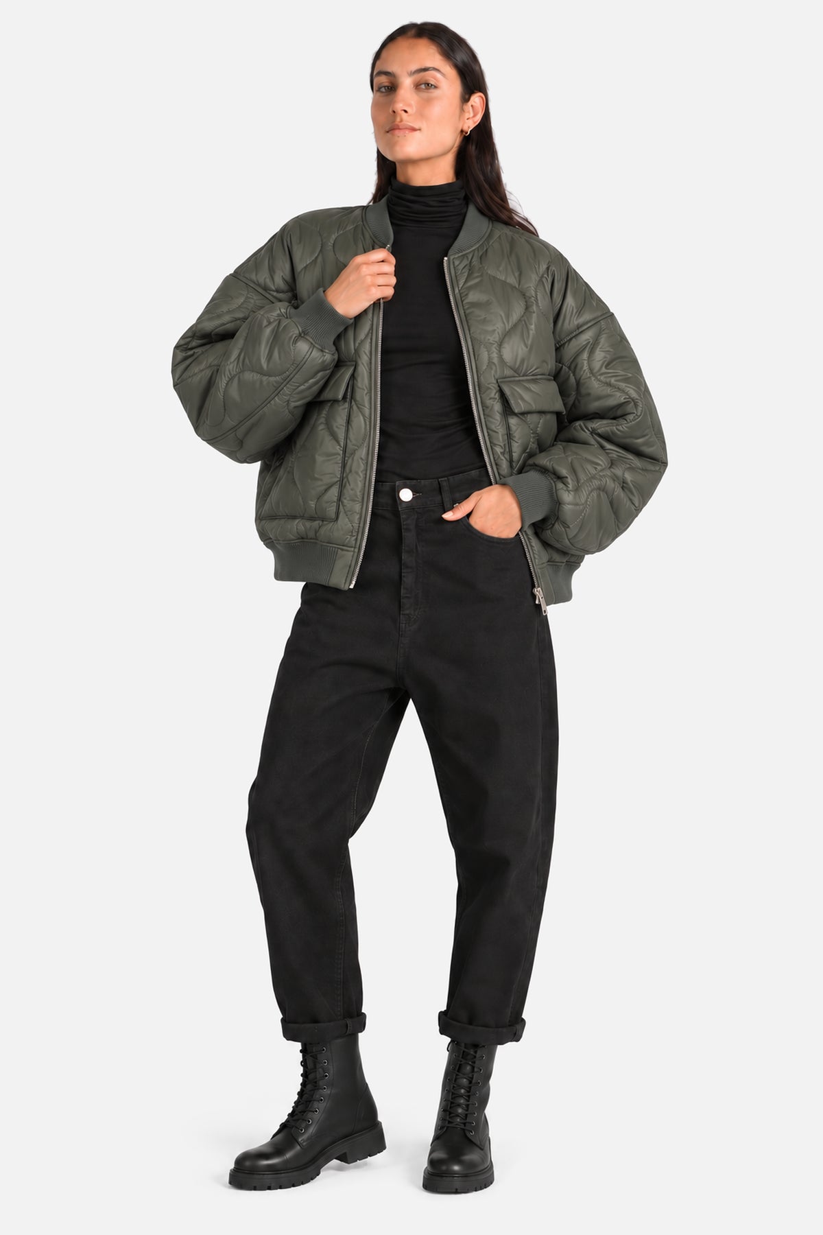 Total Look mit schwarzer JEANY Baggy Jeans, weiter LARNA Bomberjacke in Green Frost, INNEKA Rollkragenshirt in Schwarz und schwarzen Schnürboots