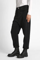 Schwarze JEANY Baggy Jeans mit tiefem Schritt und schwarzen Schnürboots, seitliche Vorderansicht