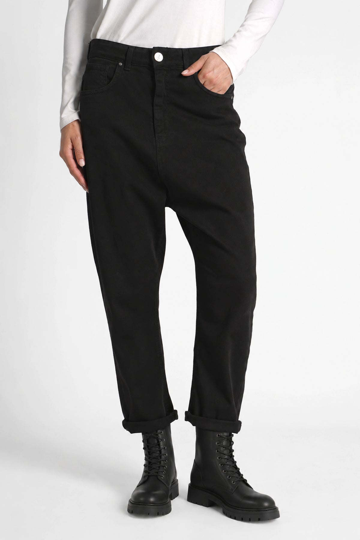 Schwarze JEANY Baggy Jeans mit tiefem Schritt und schwarzen Schnürboots, Vorderansicht