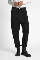 Schwarze JEANY Baggy Jeans mit tiefem Schritt und schwarzen Schnürboots, weitere Vorderansicht