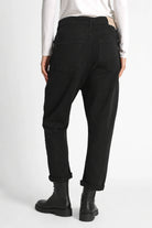 Schwarze JEANY Baggy Jeans mit schwarzen Schnürboots, schräge Rückansicht