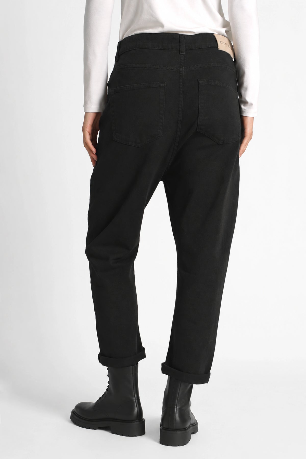 Schwarze JEANY Baggy Jeans mit schwarzen Schnürboots, schräge Rückansicht