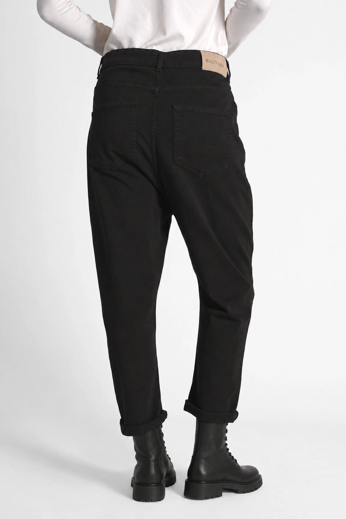 Schwarze JEANY Baggy Jeans mit schwarzen Schnürboots, Rückansicht