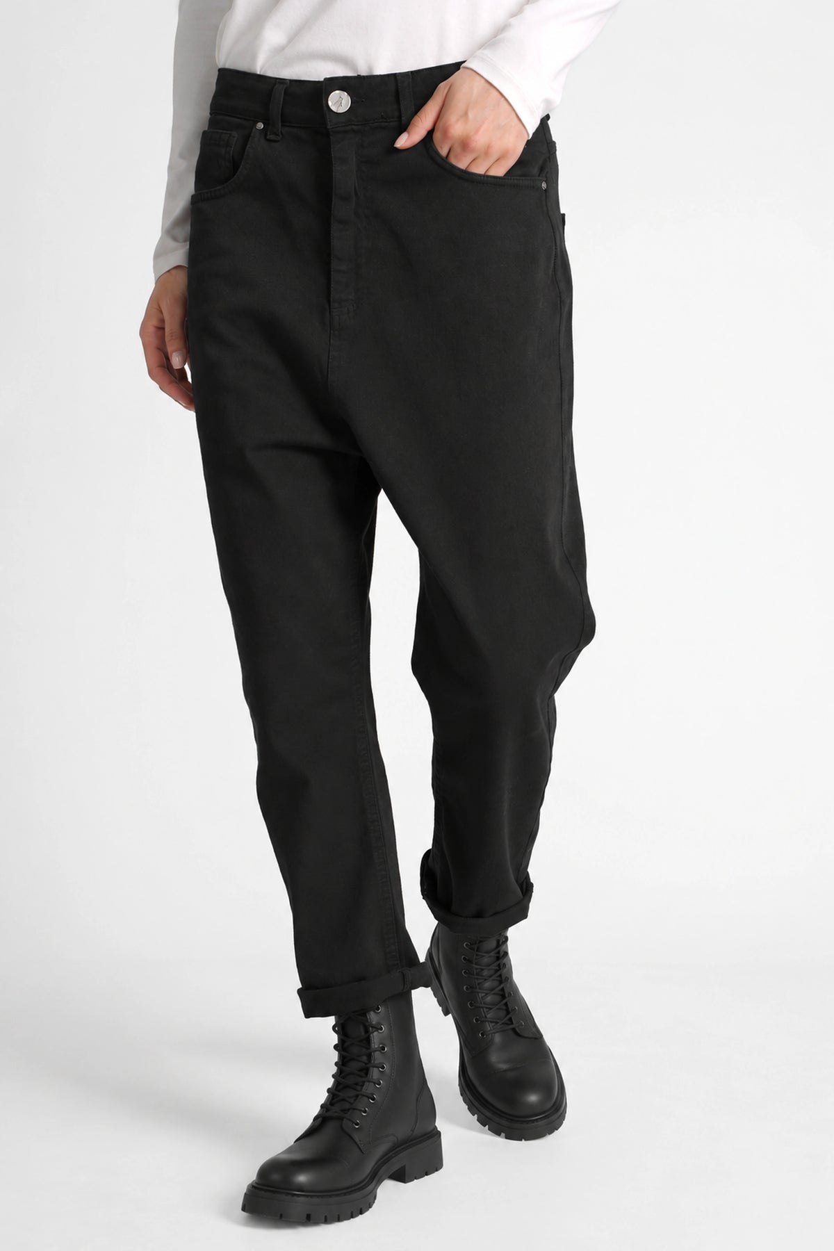 Schwarze JEANY Baggy Jeans mit tiefem Schritt und schwarzen Schnürboots, bewegte Vorderansicht