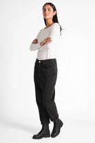 Schwarze JEANY Baggy Jeans mit schwarzen Schnürboots, seitlicher Gesamtlook