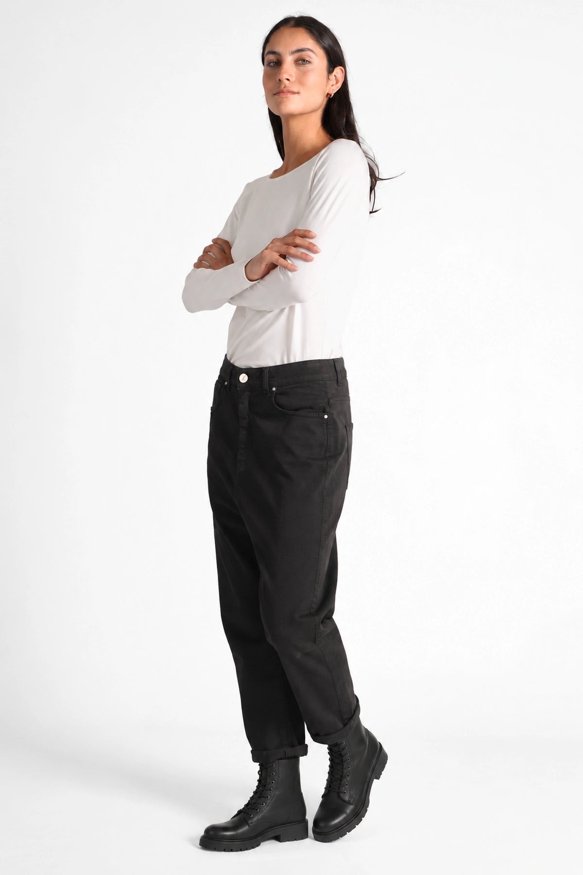 Schwarze JEANY Baggy Jeans mit schwarzen Schnürboots, seitlicher Gesamtlook