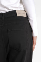 Schwarze JEANY Baggy Jeans, Detail der Gesäßtasche und des KULTFRAU-Labels