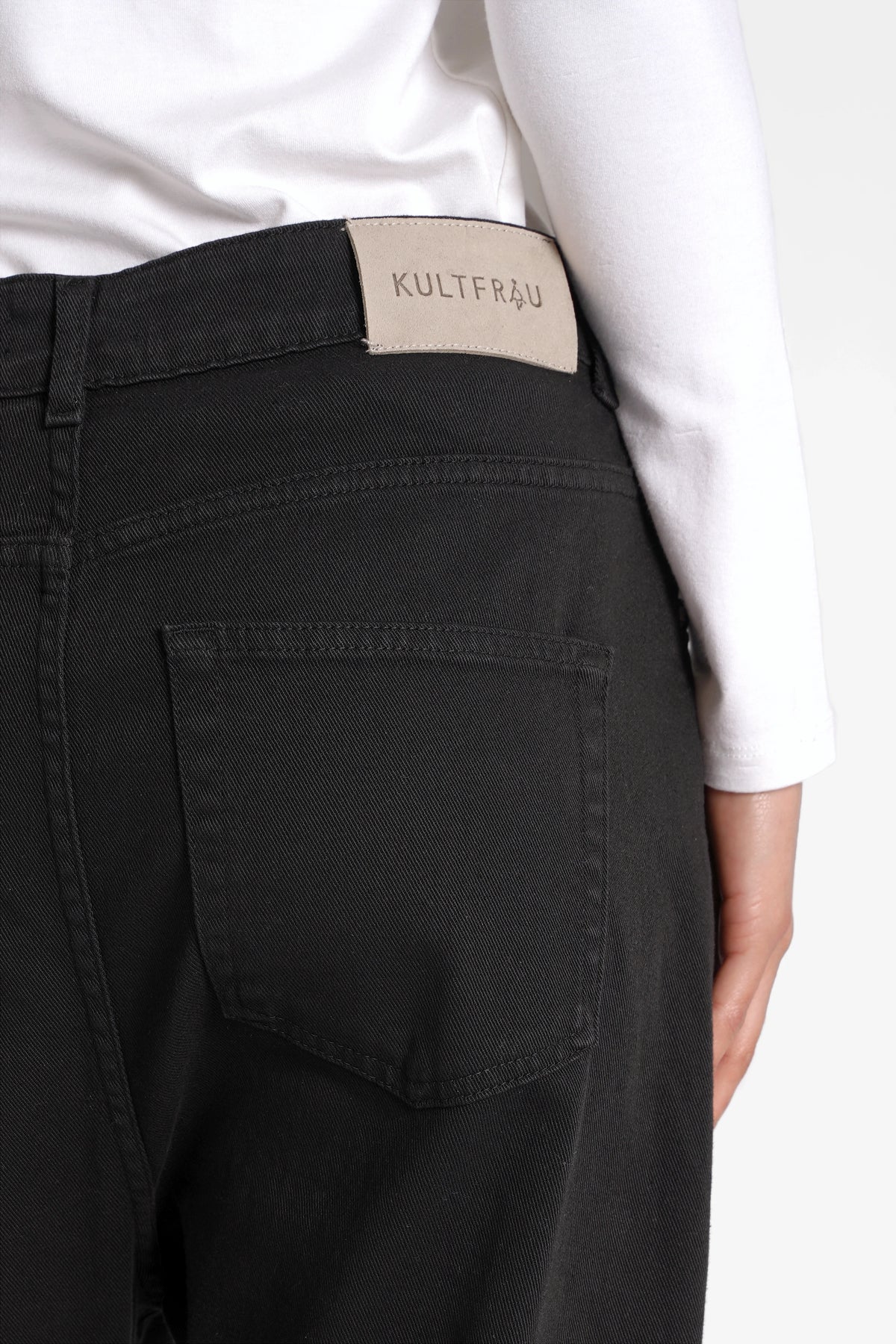 Schwarze JEANY Baggy Jeans, Detail der Gesäßtasche und des KULTFRAU-Labels