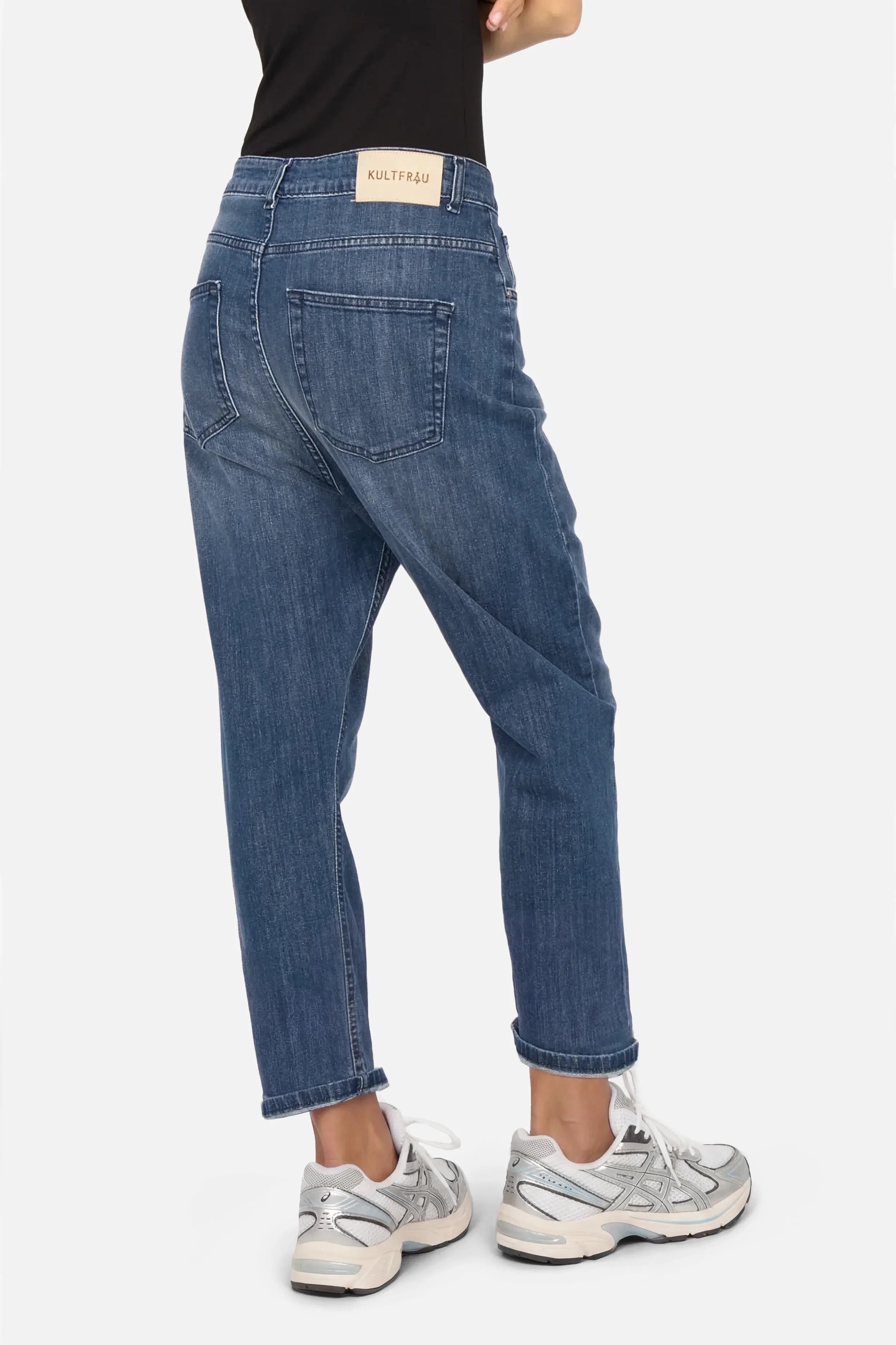 Jeany Baggy Jeans locker geschnitten mit Destroyed-Waschung und Gürtel in Mittelblau