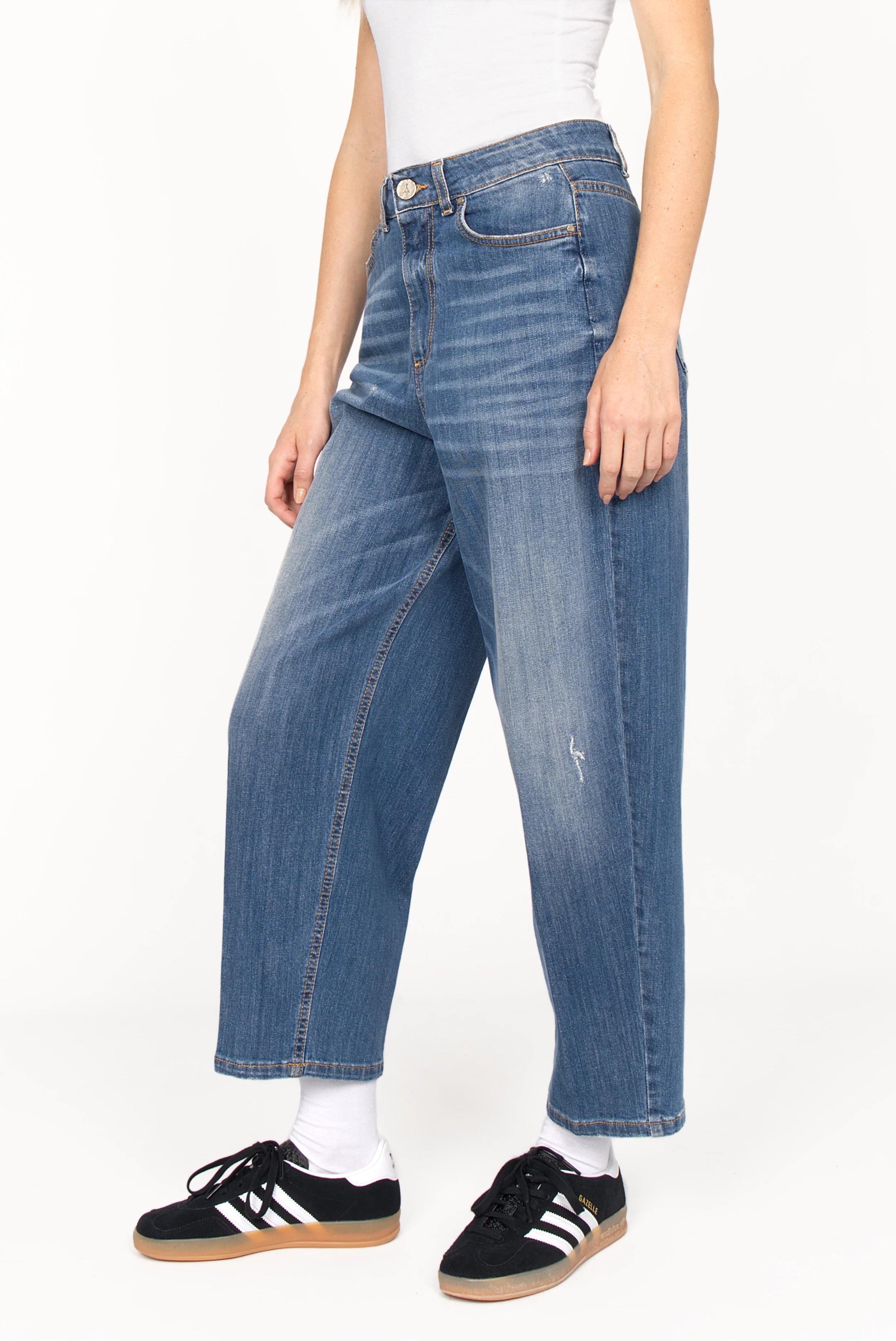 Blue high-waist JEEBY Loose-Fit Jeans with tapered wide legs and classic 5-pocket design worn with sneakers