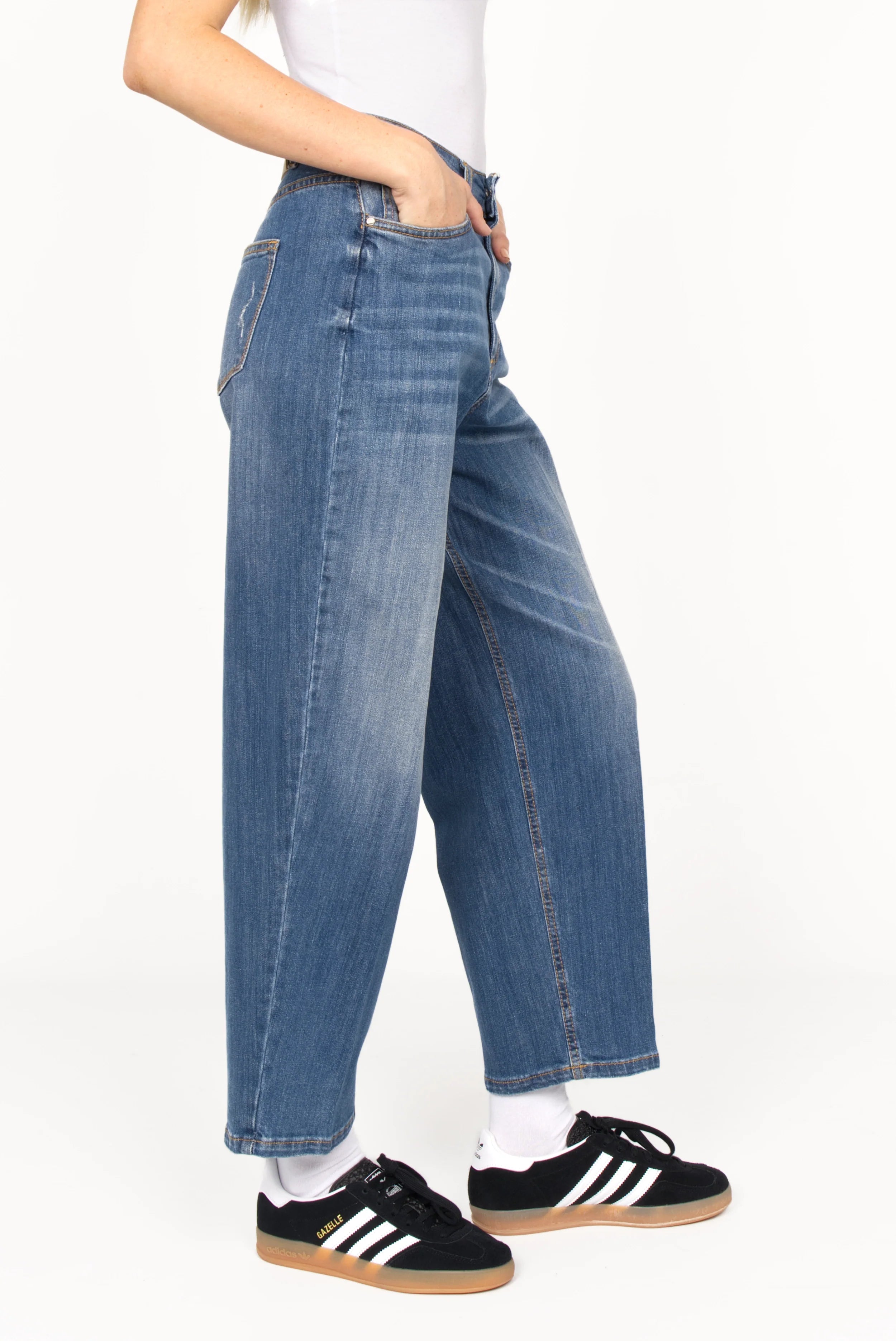 JEEBY Loose-Fit Jeans high-waist Italian denim with loose fit and tapered wide legs in classic 5-pocket style.