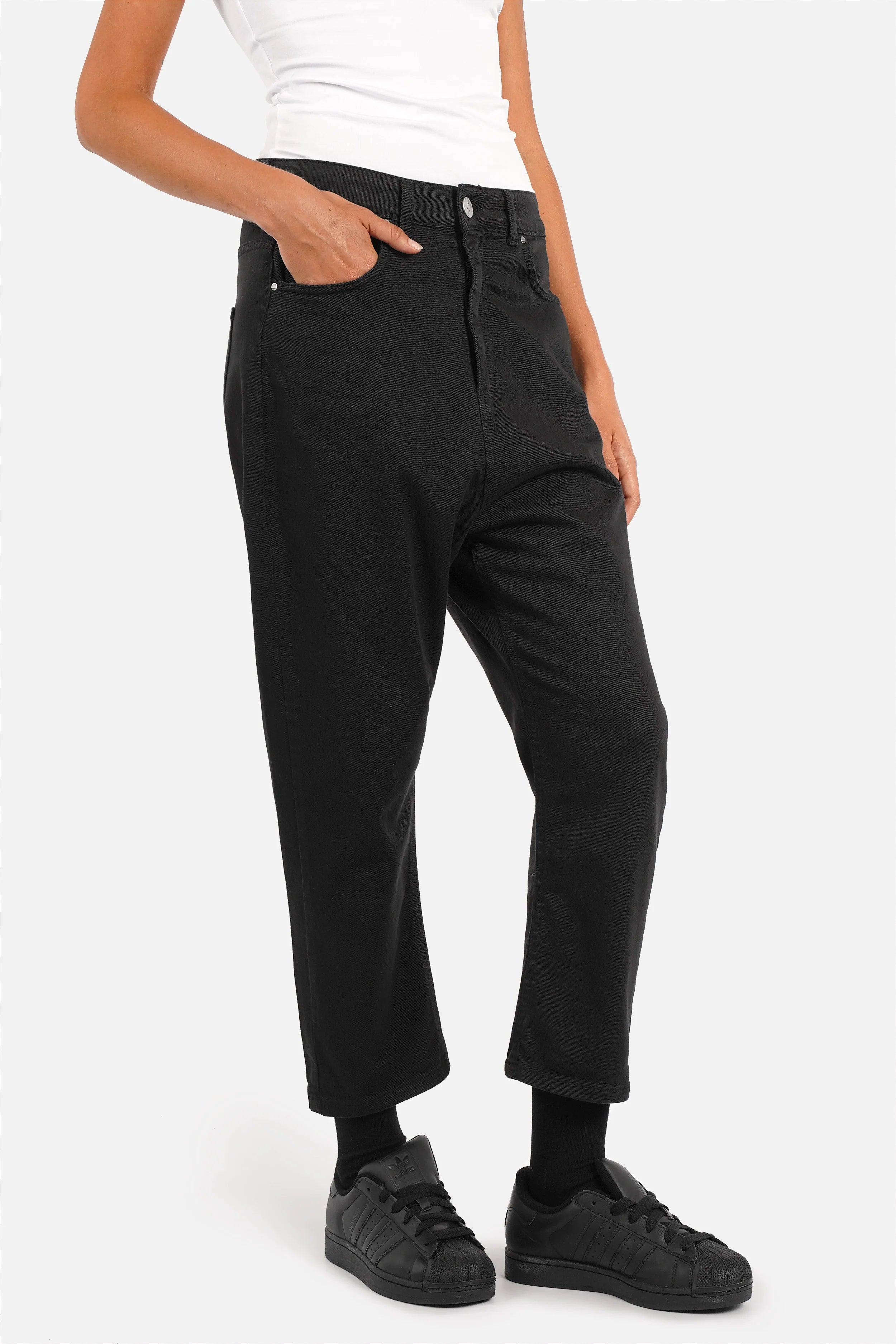 Damen Jeans Jeany Baggy Jeans tief schwarzer Boyfriend-Look mit Gürtel und 5 Taschen, relaxter Schnitt und elastischer Denim