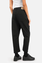 Jeany Baggy Jeans locker geschnitten in tiefem Schwarz mit Boyfriend-Look und Gürtel, gefertigt aus elastischem Coloured Denim in Relaxed Fit
