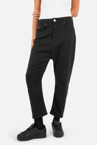 Jeany Baggy Jeans in tiefem Schwarz mit Relaxed Fit und Boyfriend-Look, gefertigt aus elastischem Denim, getragen von model in Größe S