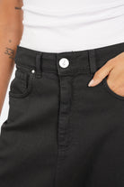 Schwarze Jeany Baggy Jeans mit lockerem Schnitt und tiefem Schritt, Boyfriend-Look, elastischer Coloured Denim, hohe Taille mit Gürtel, Reißverschluss und 5-Pocket-Design, Relaxed Fit.