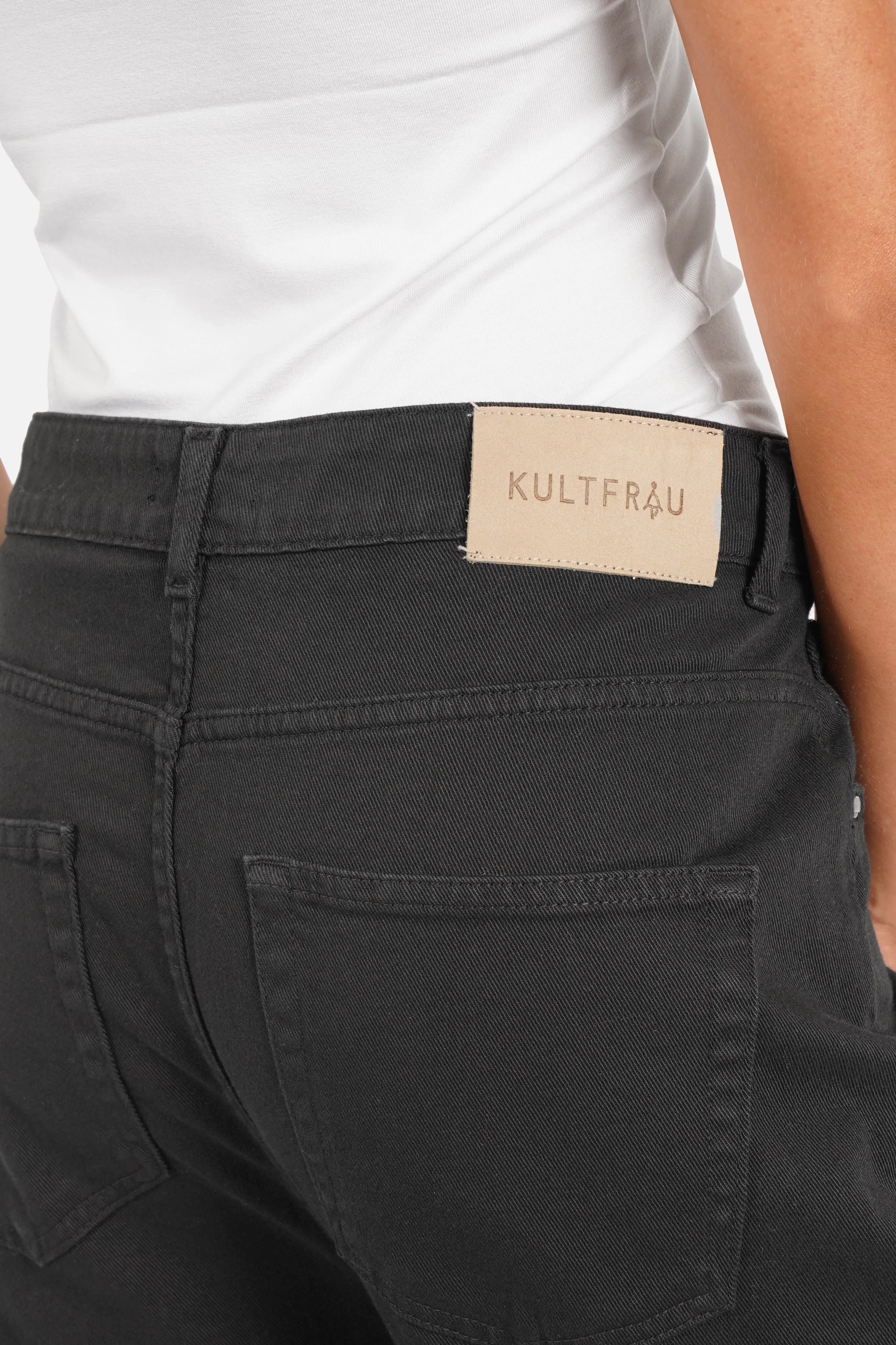 Jeany Baggy Jeans in tiefem Schwarz mit Relaxed Fit und Boyfriend-Look aus elastischem Coloured Denim