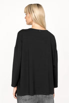 JENEN Oversized Longsleeve in schwarz mit weiten Schultern und lockerem Schnitt aus softem Jersey-Viskose Material