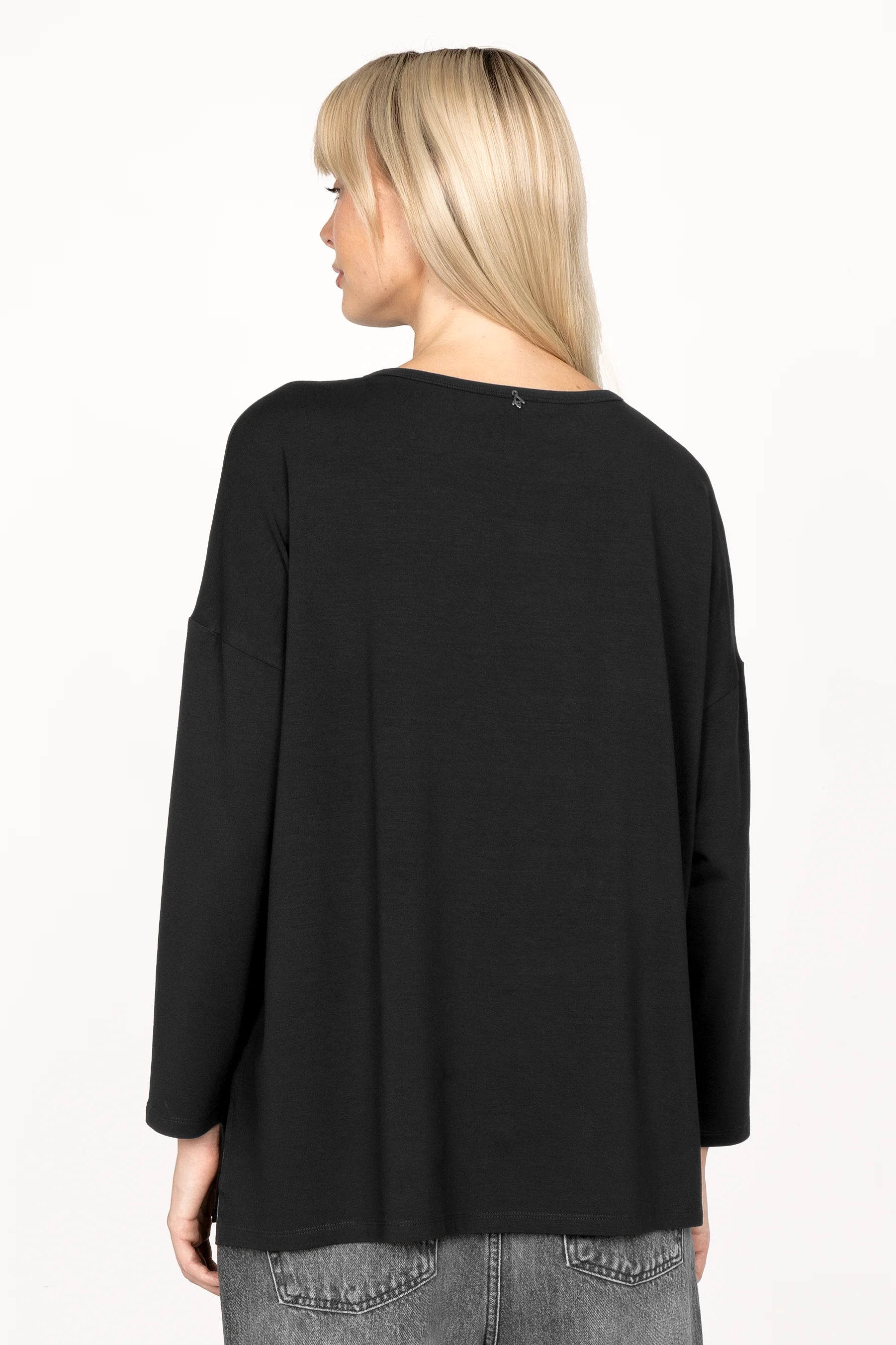 JENEN Oversized Longsleeve in schwarz mit weiten Schultern und lockerem Schnitt aus softem Jersey-Viskose Material