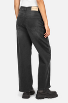 JOOSY Wide Leg Jeans aus weichem italienischem Denim in Faded Black mit weitem, geradem Bein und 5-Pocket-Design