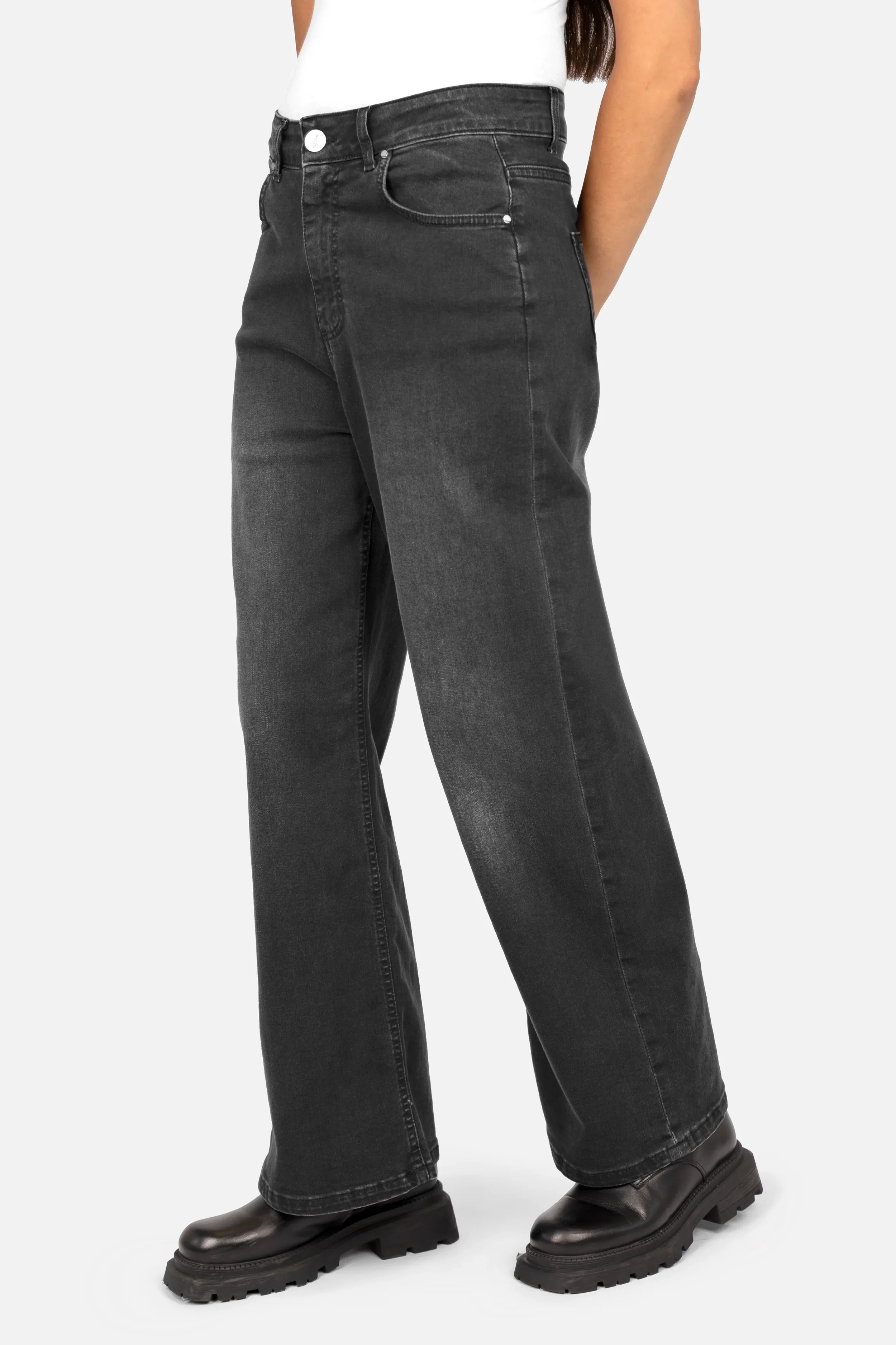 JOOSY Wide Leg Jeans aus italienischem weichem Denim in Faded Black mit weitem Bein und normaler Bundhöhe
