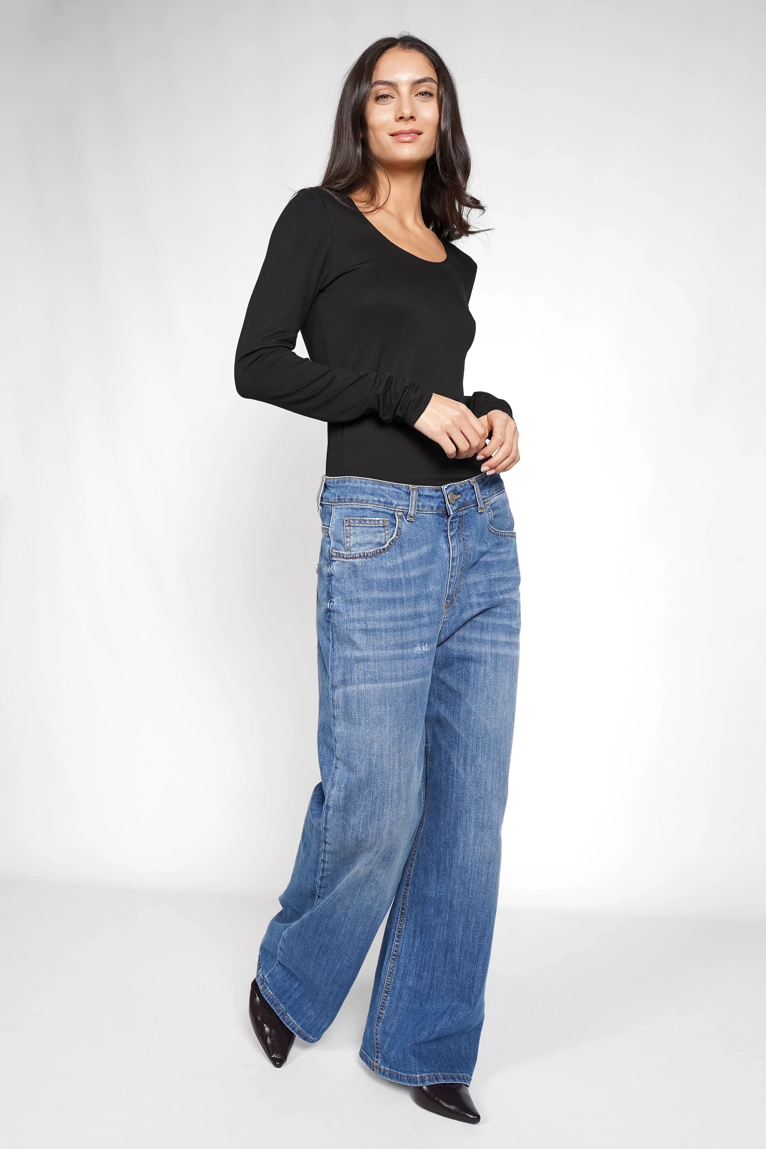 Frau trägt JOOSY Wide Leg Jeans mit weitem Bein und heller Used-Waschung