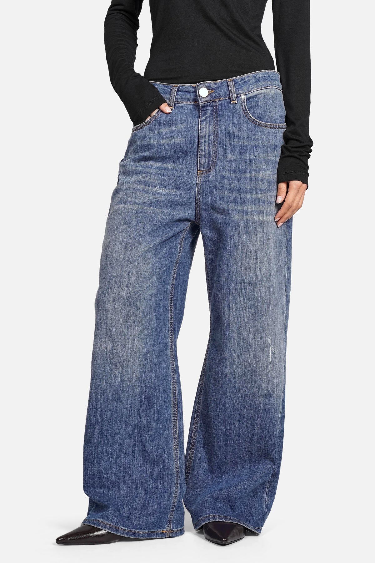JOOSY Wide Leg Jeans in medium blue denim with relaxed fit and wide straight legs
