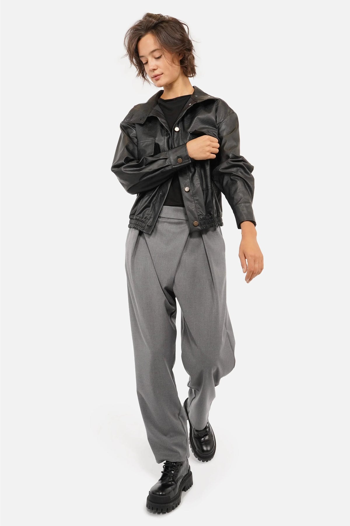 JORELIE broek; asymmetrische tailleband, zijzakken, zachte viscosemix