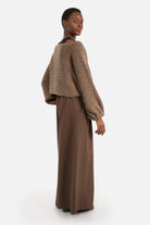 Frauenmodell trägt JULINA Grobstrick-Pullover mit Ballonärmeln und weitem U-Boot-Ausschnitt in lässigem Oversized Fit