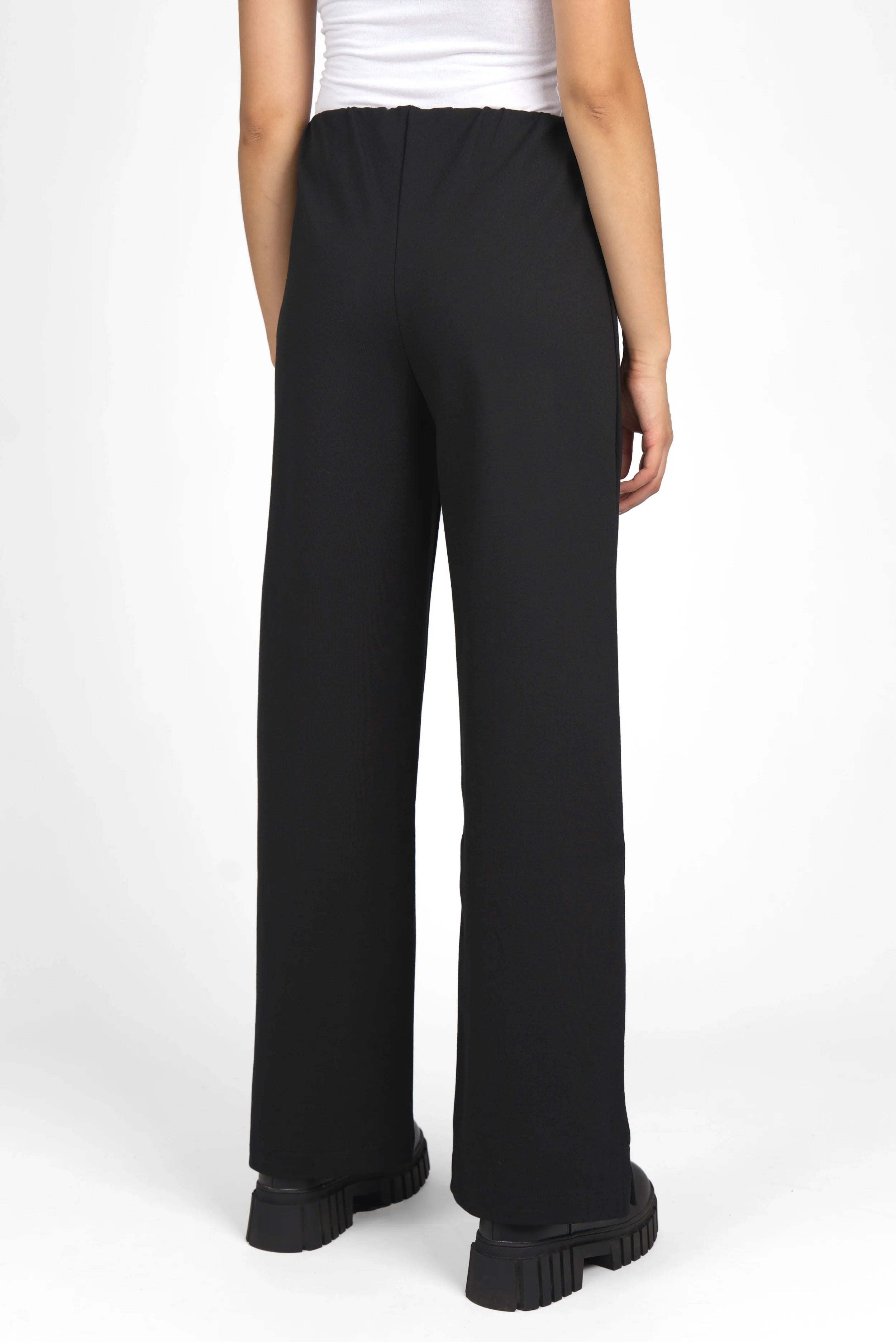 KANDANEA Gerade Hose in schwarzer Interlock-Qualität mit geradem Bein und elastischem Bund, kleine Schlitze am Saum.