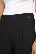 KANDANEA Gerade Hose in black interlock fabric with straight cut, elastic waistband, and front pintuck details