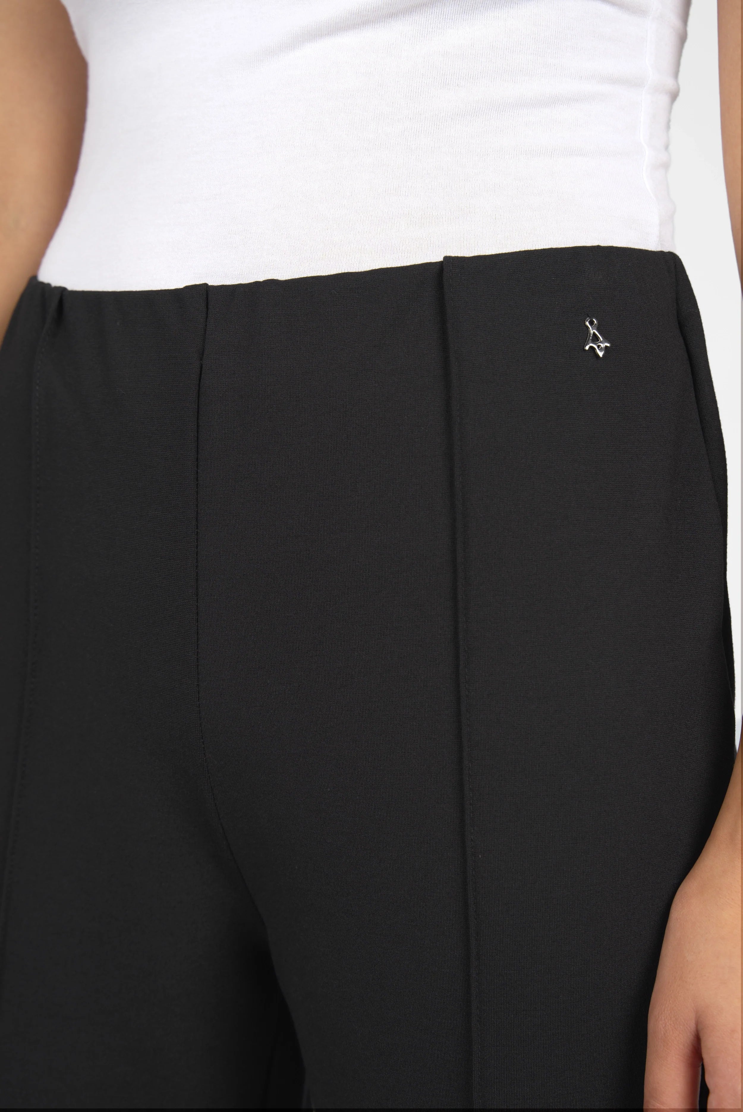 KANDANEA Gerade Hose in schwarzer Interlock-Qualität mit Biesen und Gummibund für bequemen Sitz