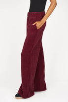KELYA Wide Leg Hose aus samtig-weichem Kurzhaarfell mit elastischem Bund und seitlichen Taschen in Bordeauxrot