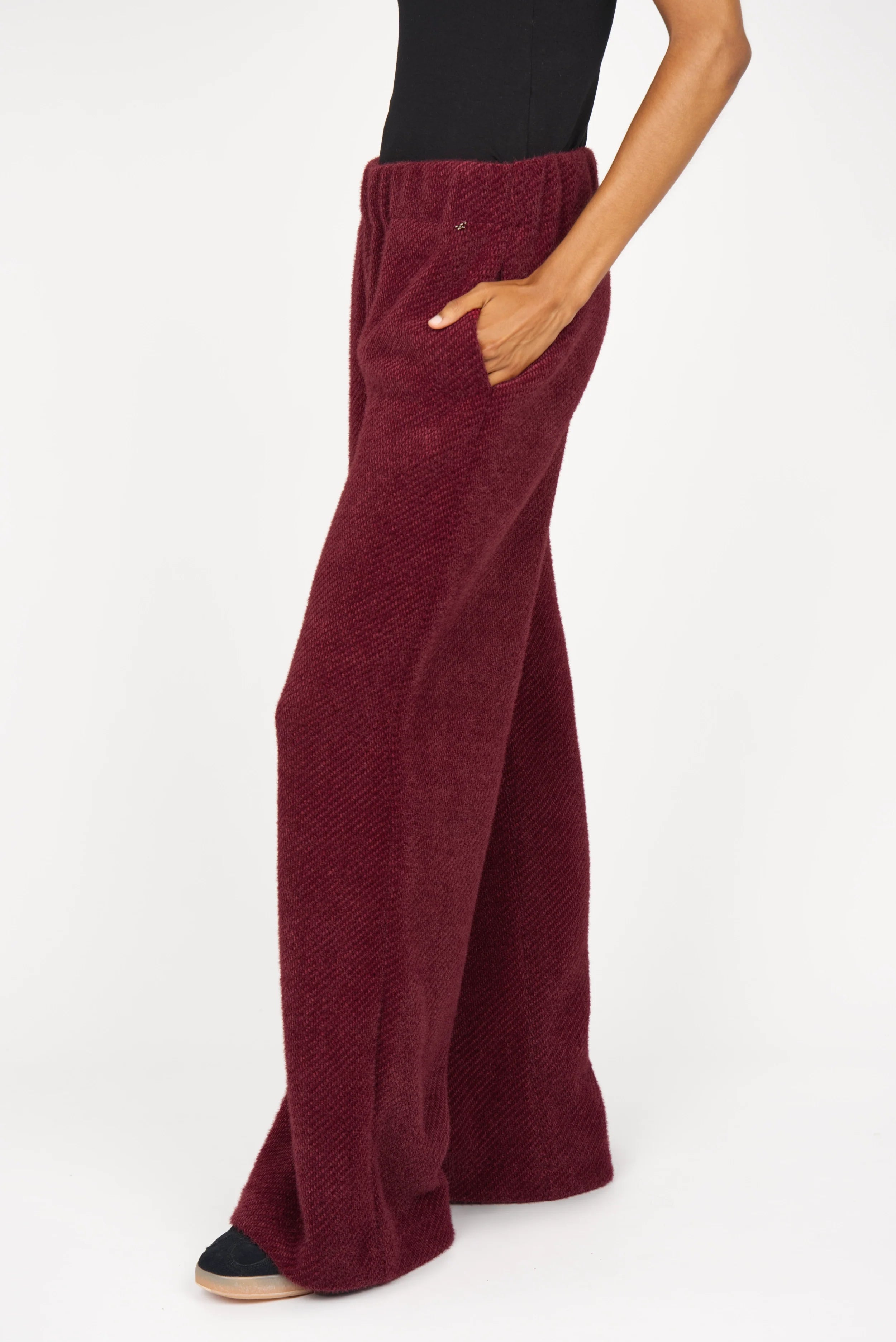 KELYA Wide Leg Hose aus samtig-weichem Kurzhaarfell mit elastischem Bund und seitlichen Taschen in Bordeauxrot