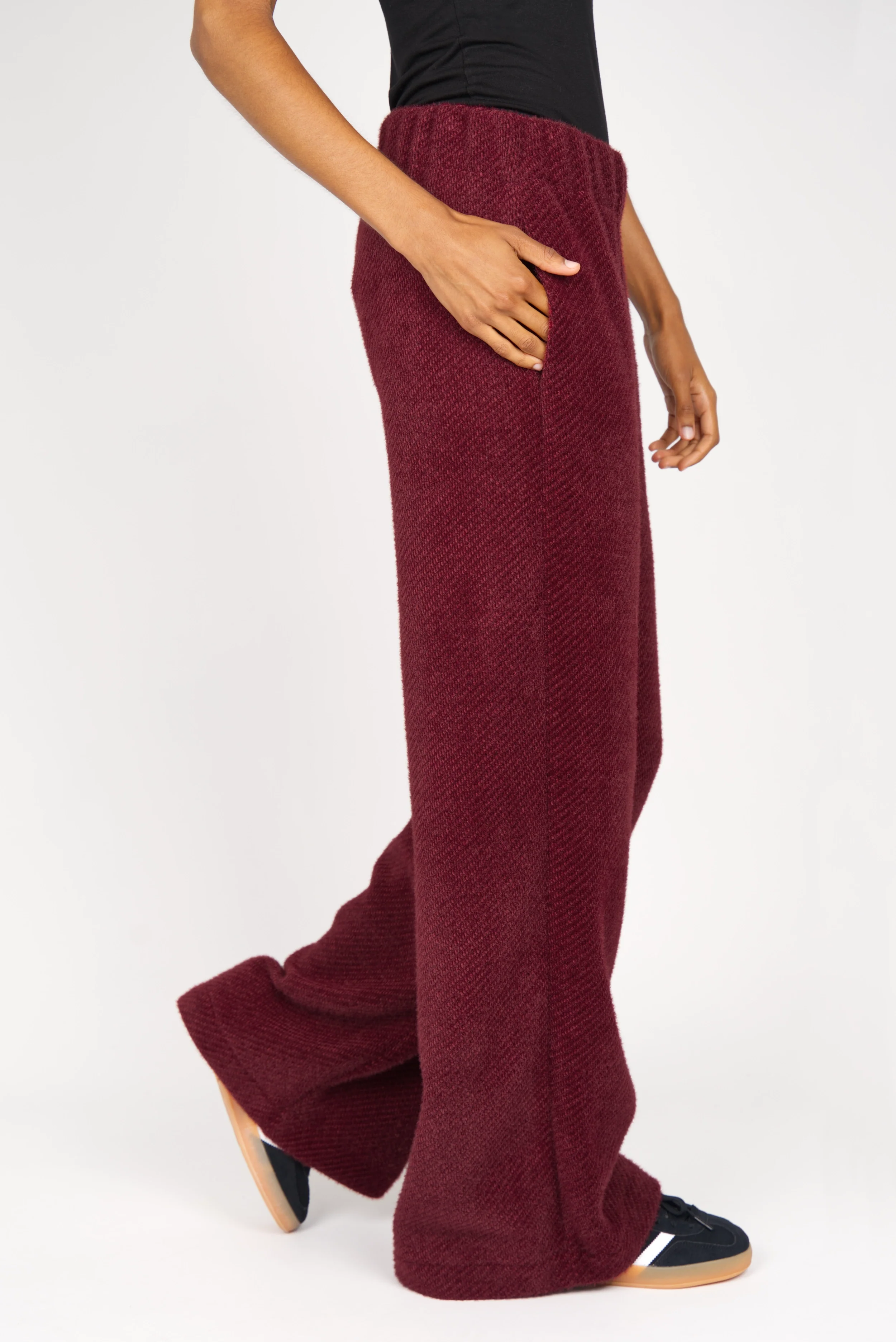 KELYA Wide Leg Hose in bordeaux mit samtig-weicher Kurzhaarfell-Struktur und elastischem Bund, seitlichen Eingrifftaschen und weitem Bein.
