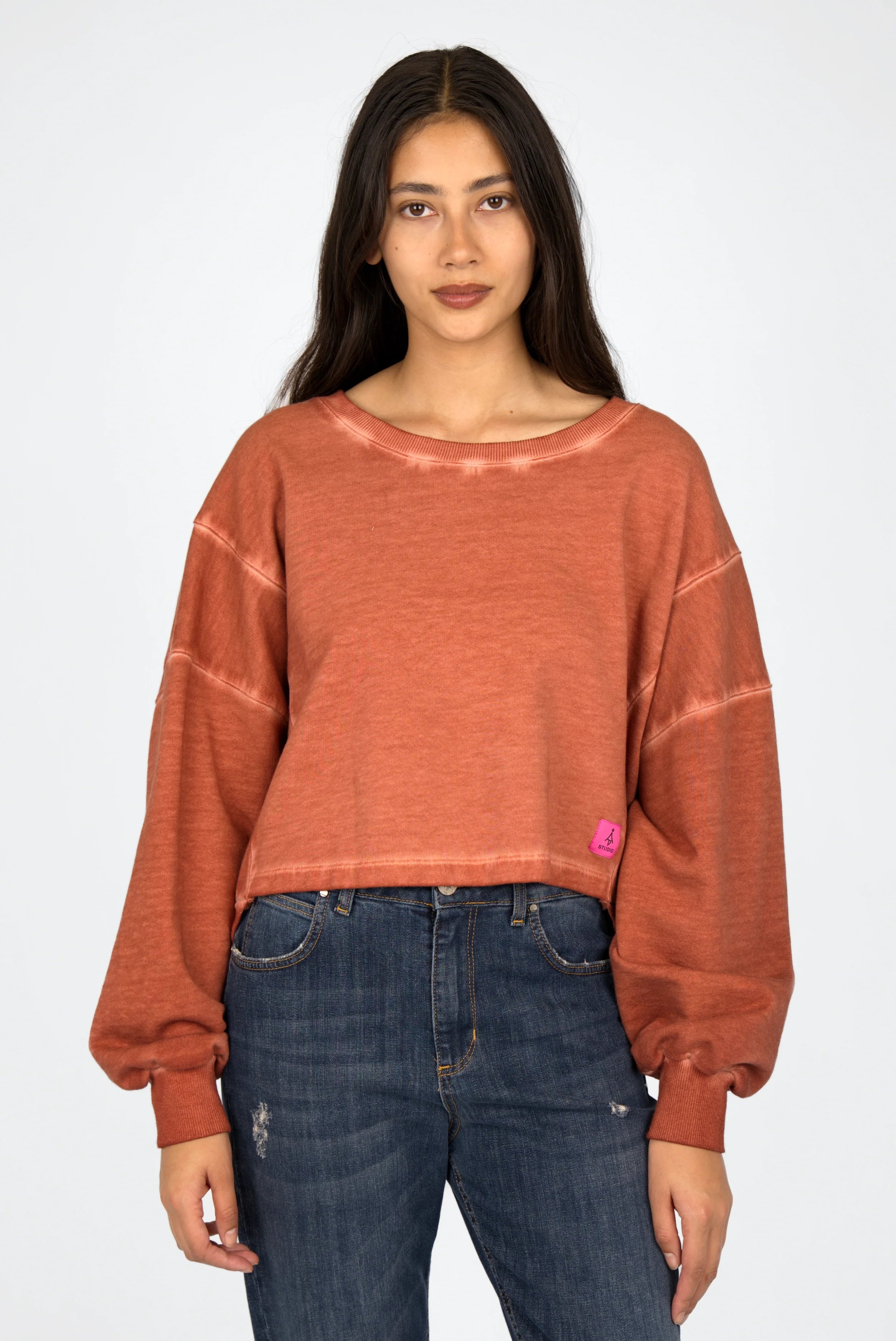 KERY Cropped Sweater aus cold-washed Baumwolle mit U-Boot-Ausschnitt, oversized Passform und pinkem STUDIO Logo-Patch