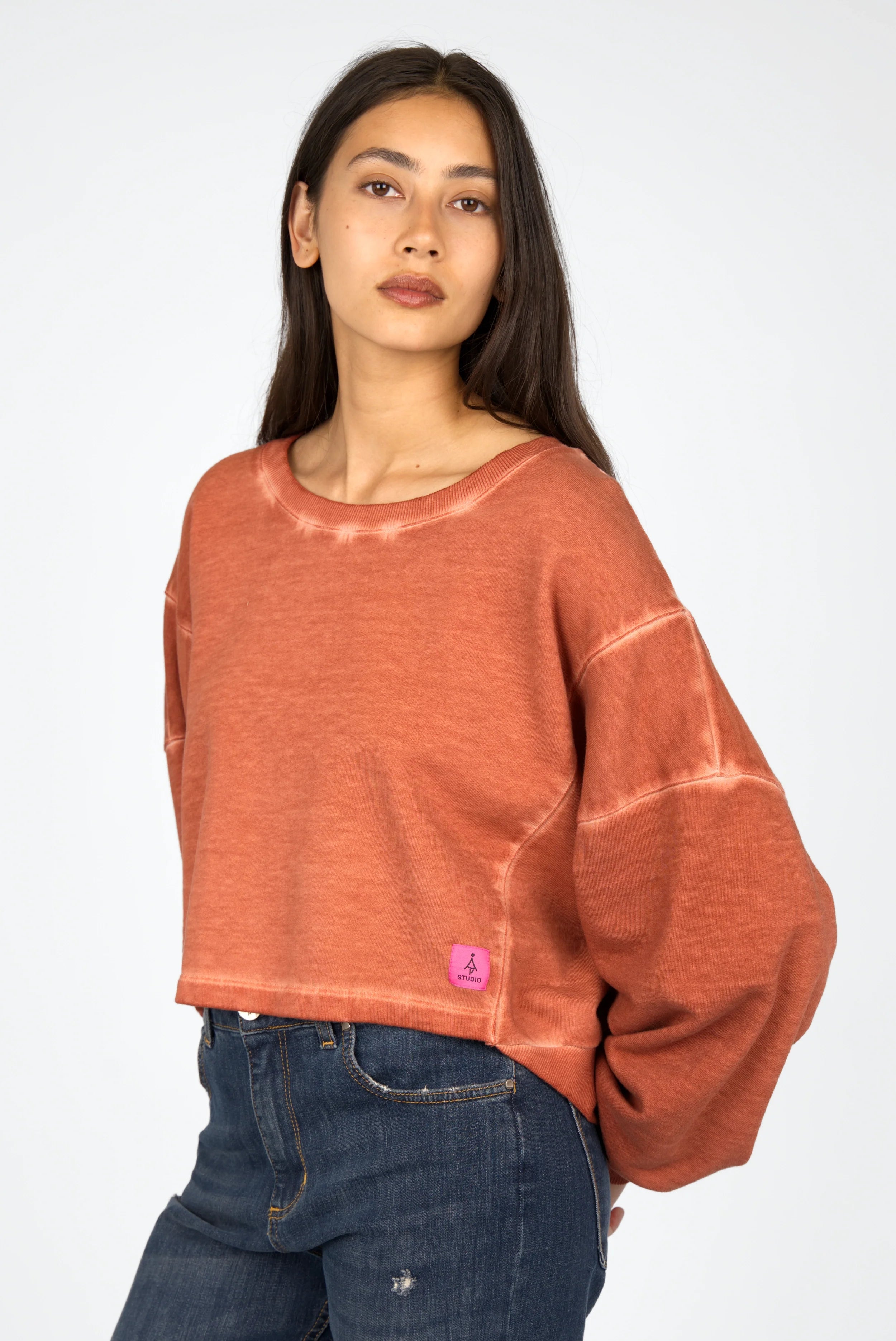 Frau trägt KERY Cropped Sweater in oversized Passform mit U-Boot-Ausschnitt und cold-washed Baumwoll-Sweat in Rostrot