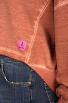 KERY Cropped Sweater in Cold-Wash Baumwolle mit oversized Passform und pinkem STUDIO Logo-Patch