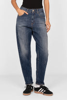 KEYSSI Carrot-Jeans Damen Jeans mit Mid Waist und leichter Verjüngung in dunkelblauer Waschung mit dezenten Fade-Details