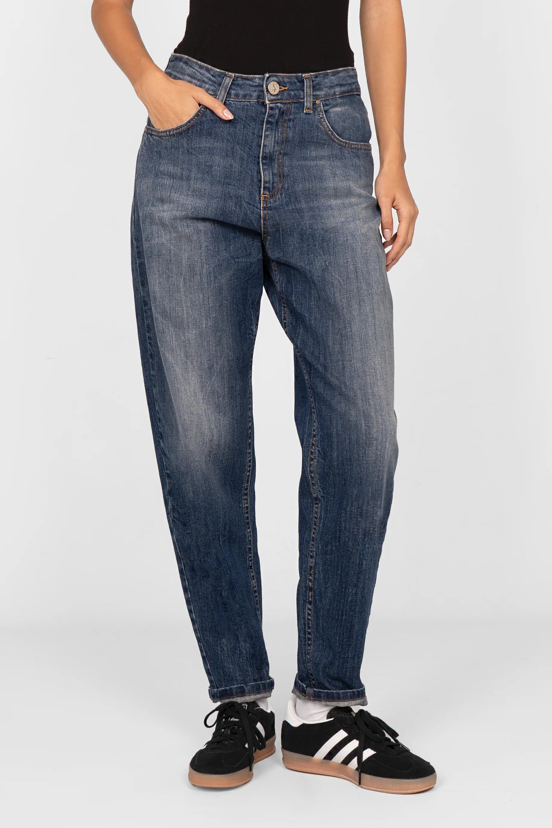 KEYSSI Carrot-Jeans Damen Jeans mit Mid Waist und leichter Verjüngung in dunkelblauer Waschung mit dezenten Fade-Details