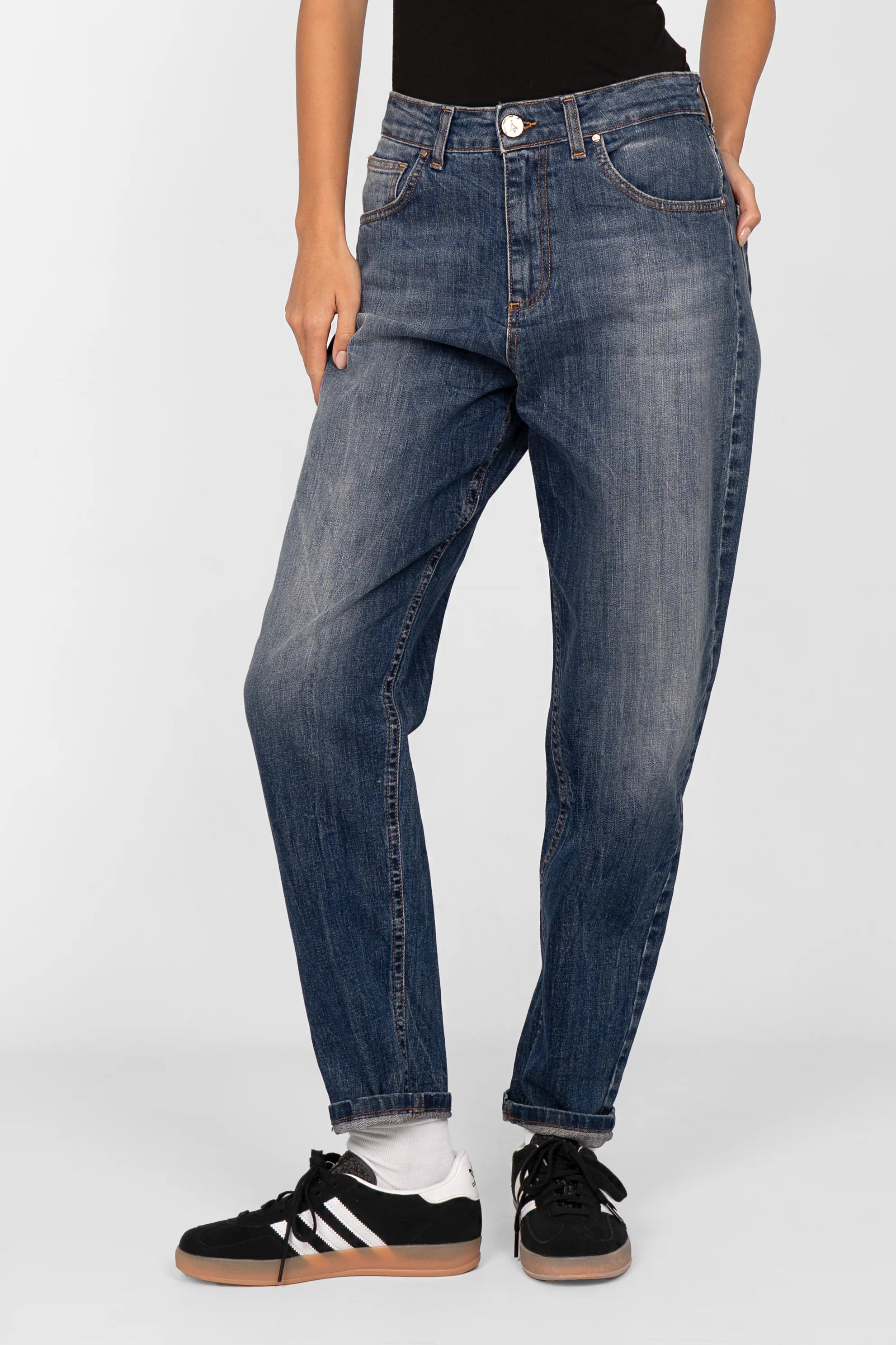 KEYSSI Carrot-Jeans in dunkelblauer Waschung mit sanften Fade-Details, Mid Waist und schmal zulaufendem Bein bis zum Knöchel