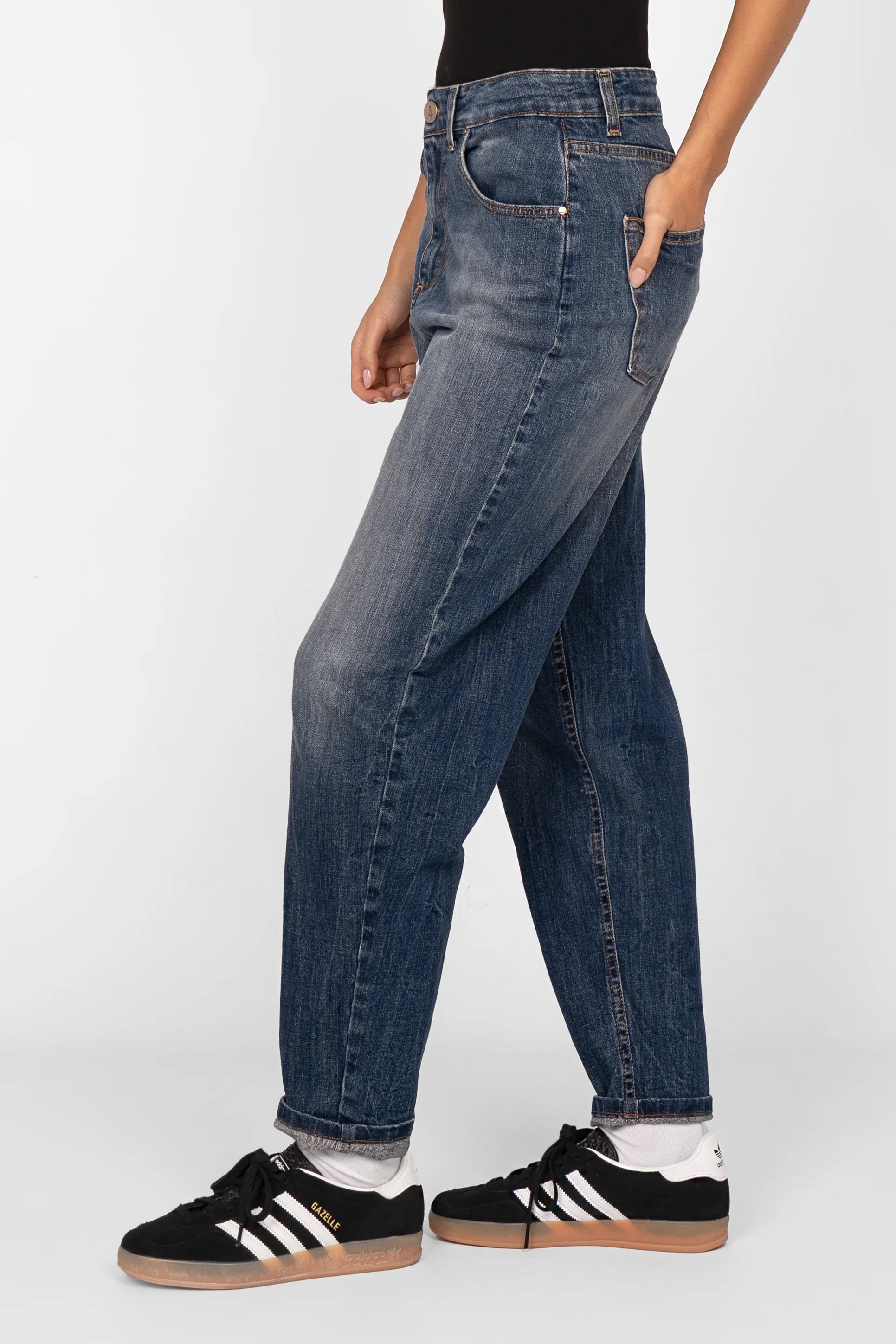 KEYSSI Carrot-Jeans Damen in dunkelblauer Waschung mit Mid Waist und sanften Fade-Details, Regular Fit und schmal zulaufendem Knöchelabschluss