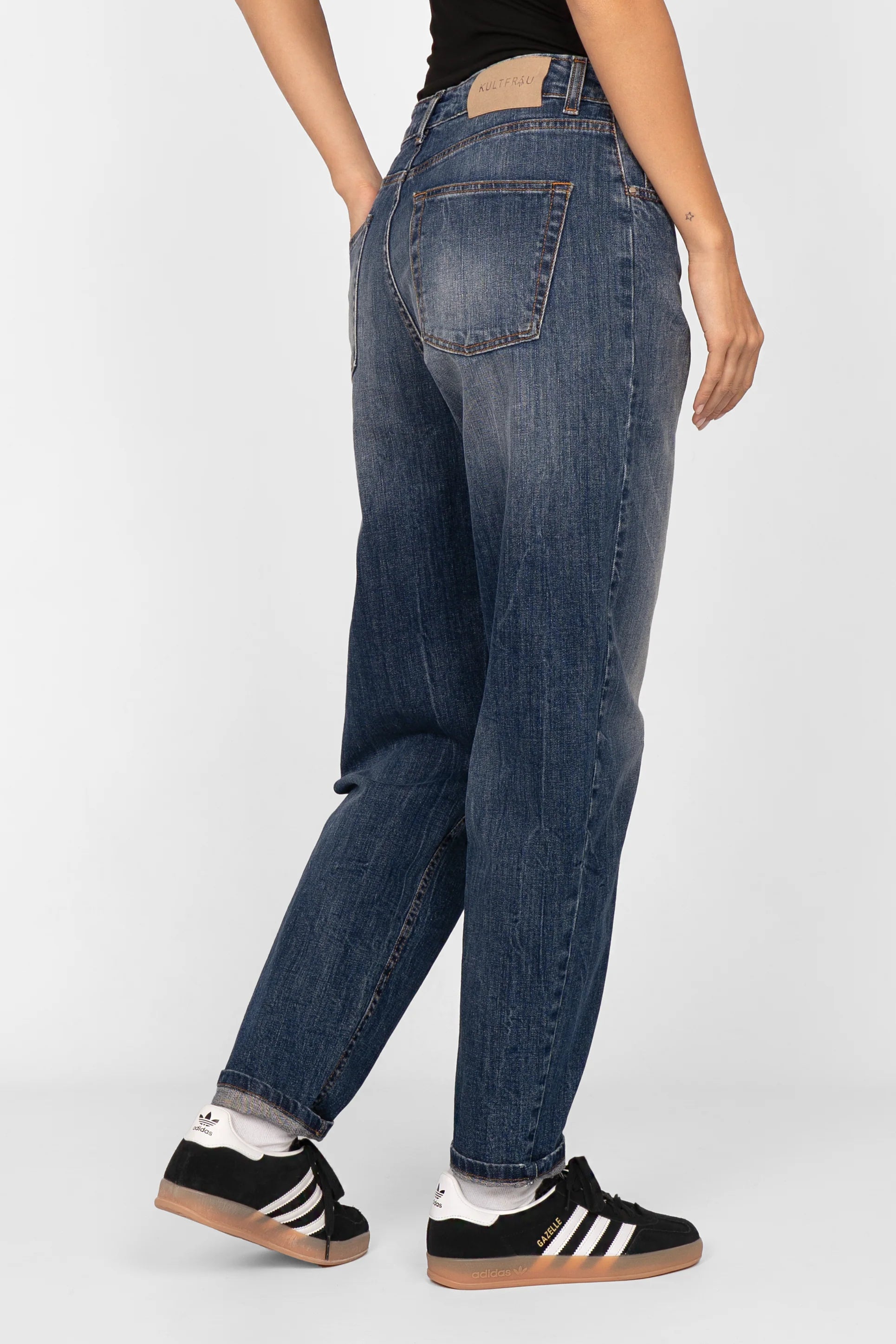KEYSSI Carrot-Jeans in dunkelblauer Waschung mit sanften Fade-Details und mid waist Schnitt, regular fit, leicht zum Knöchel verjüngt.