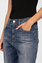 Dunkelblaue KEYSSI Carrot-Jeans mit Mid Waist, leichter Verjüngung zum Knöchel und dezenten Fade-Details.