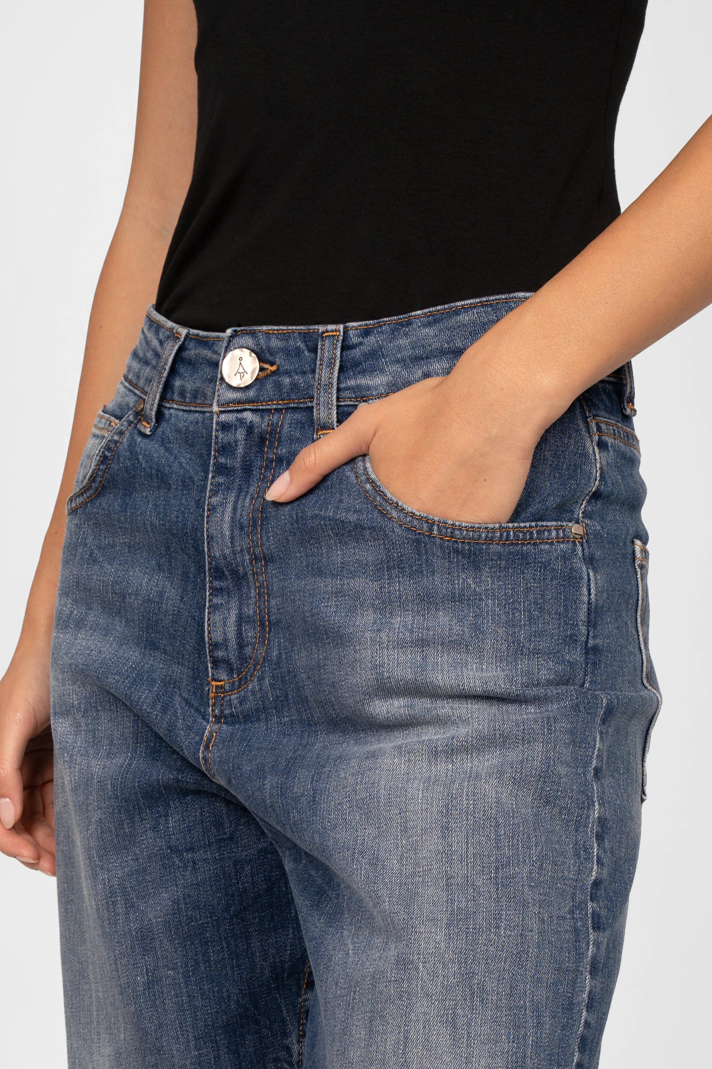 Dunkelblaue KEYSSI Carrot-Jeans mit Mid Waist, leichter Verjüngung zum Knöchel und dezenten Fade-Details.