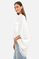 KIOKO Hemdbluse aus Viskose-Leinen-Mischung mit Hemdkragen, Brusttasche, Fledermausärmeln, cropped vorne und längerem Rücken, oversized fit