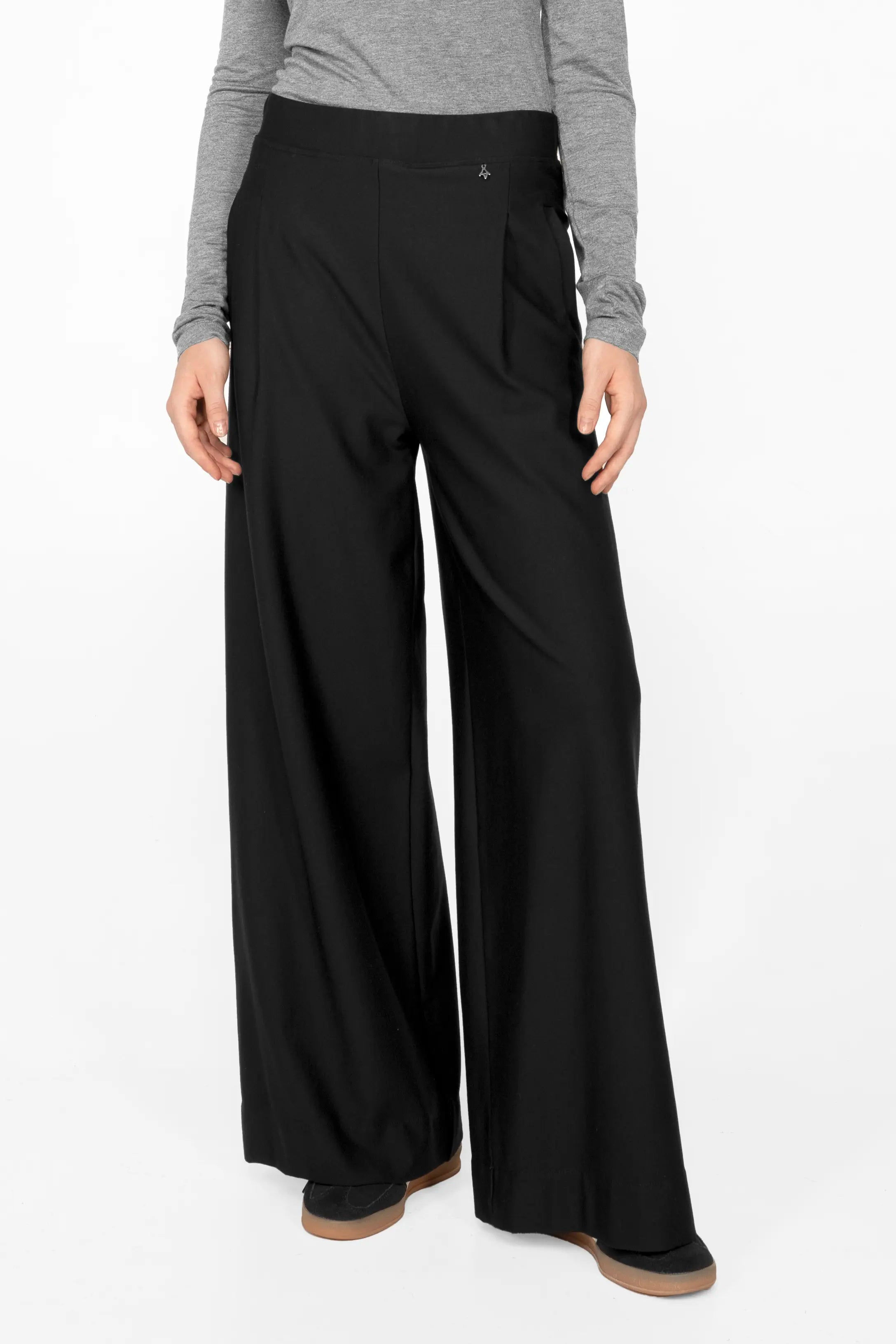 KLARA.K Wide Leg Pants schwarz mit weitem Bein, elastischem Bund und seitlichen Taschen aus Viskose-Mix