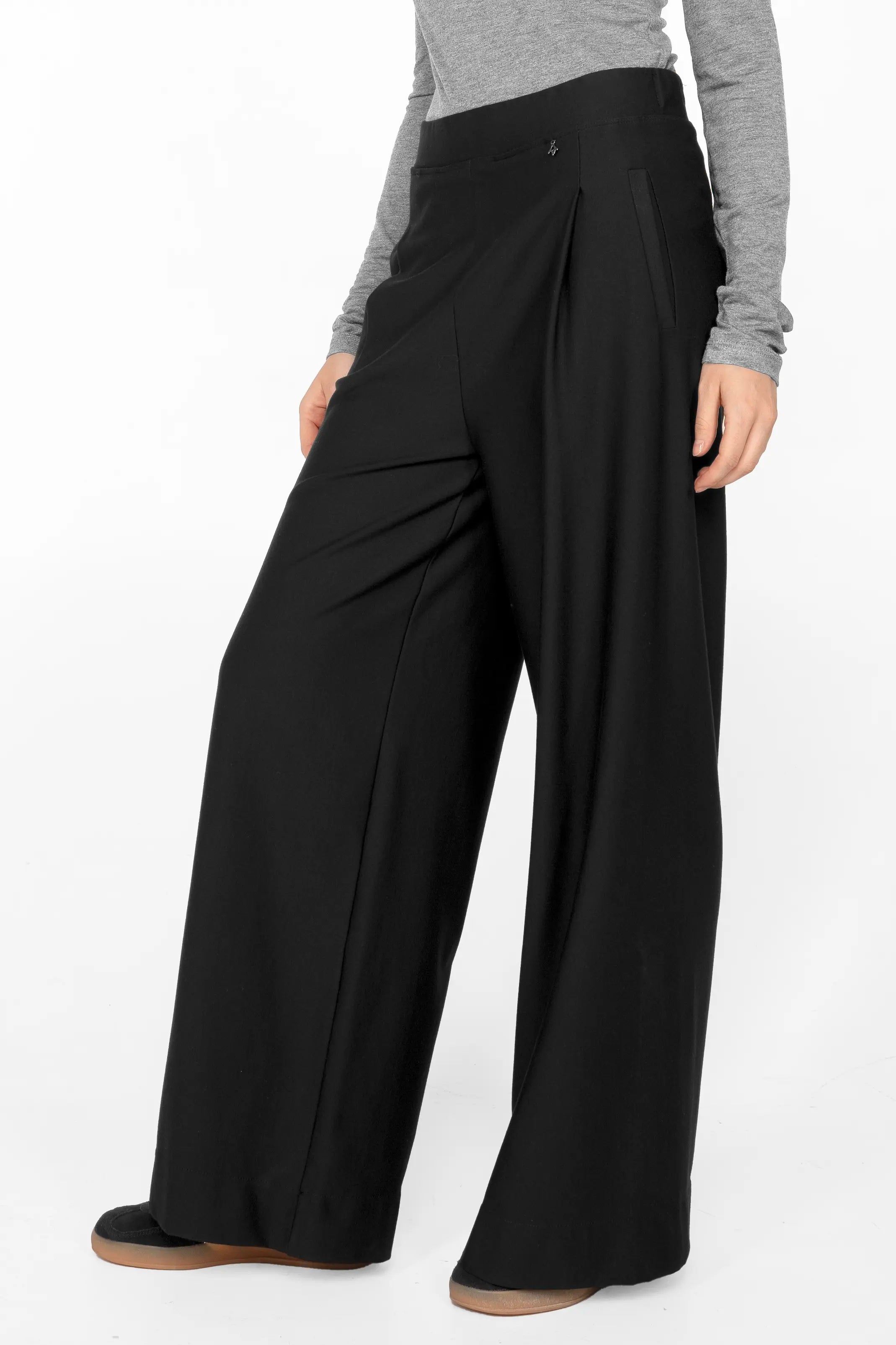 KLARA.K Wide Leg Pants schwarze Damenhose mit weitem Bein, elastischem Bund, seitlichen Taschen und Bundfalten, locker sitzend aus Viskose-Mix