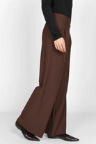 KLARA.K Wide Leg Pants in Braun mit elastischem Bund, Bundfalten und seitlichen Eingrifftaschen, weiter Schnitt, Viskose-Mix, bequem und elegant